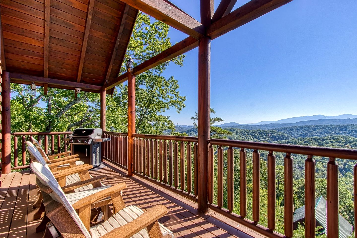 Cabin Retreat with Jacuzzi, Pool Table and Pool in Pigeon Forge, Tennessee