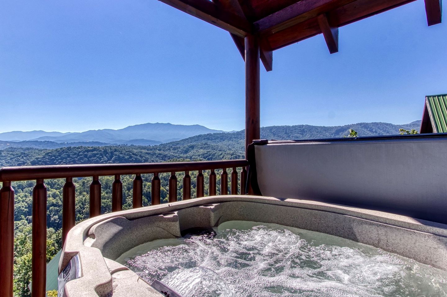 Cabin Retreat with Jacuzzi, Pool Table and Pool in Pigeon Forge, Tennessee