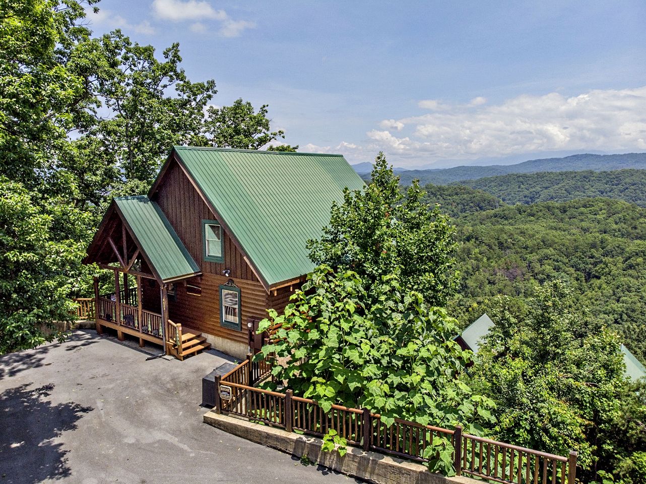Cabin Retreat with Jacuzzi, Pool Table and Pool in Pigeon Forge, Tennessee