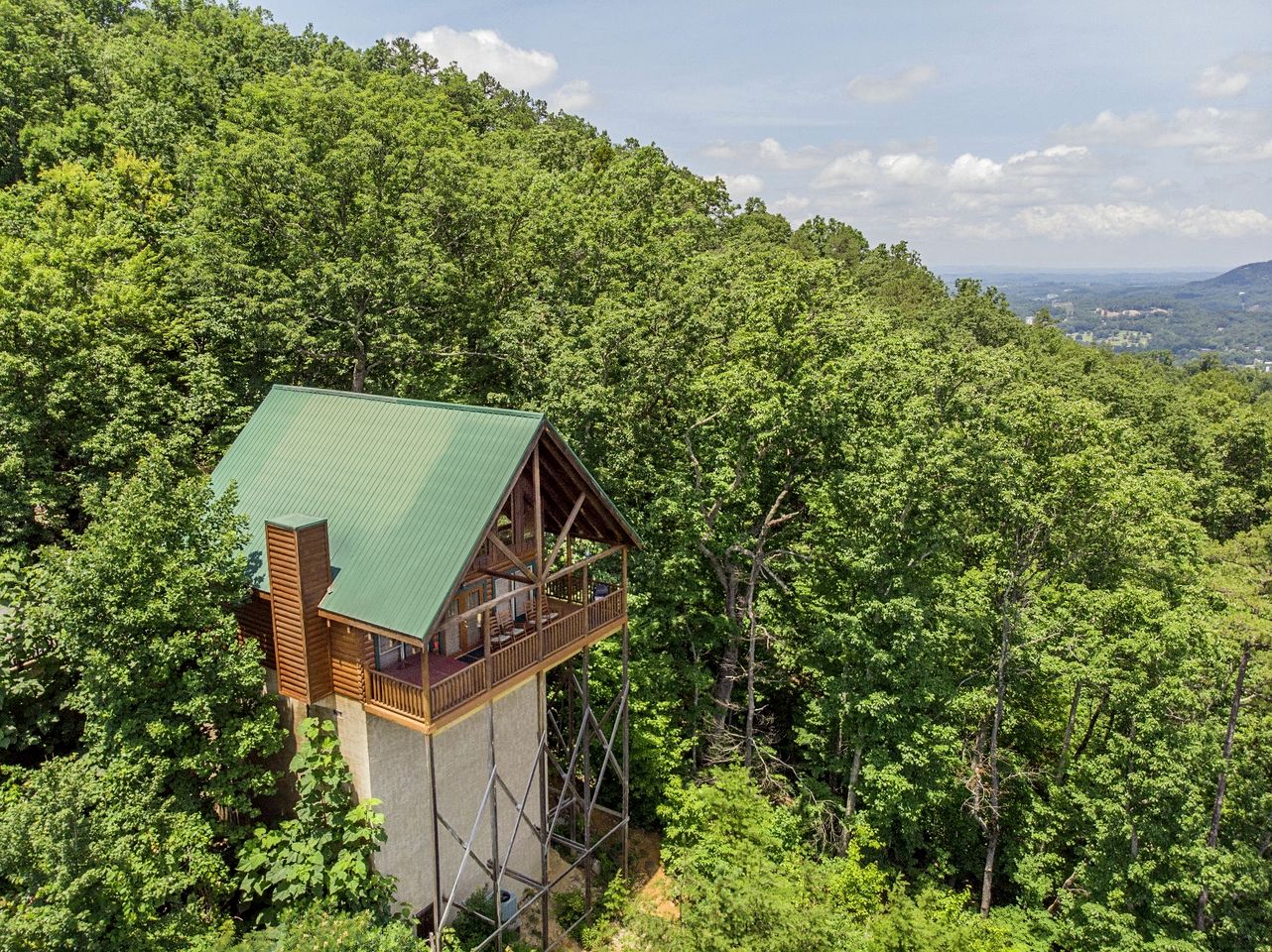 Cabin Retreat with Jacuzzi, Pool Table and Pool in Pigeon Forge, Tennessee