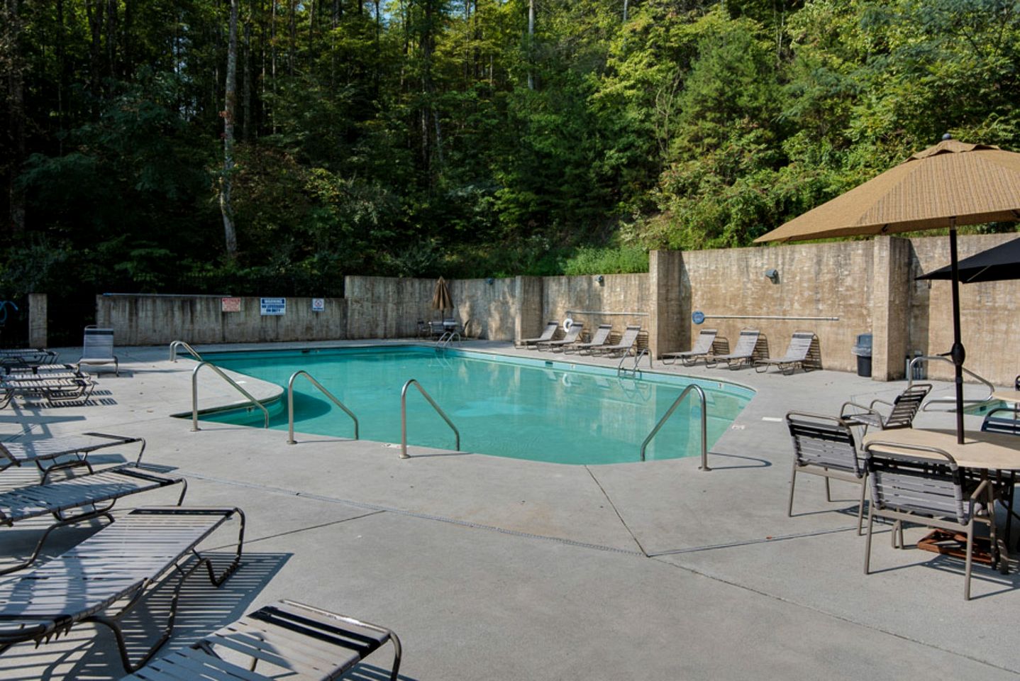 Cabin Retreat with Jacuzzi, Pool Table and Pool in Pigeon Forge, Tennessee