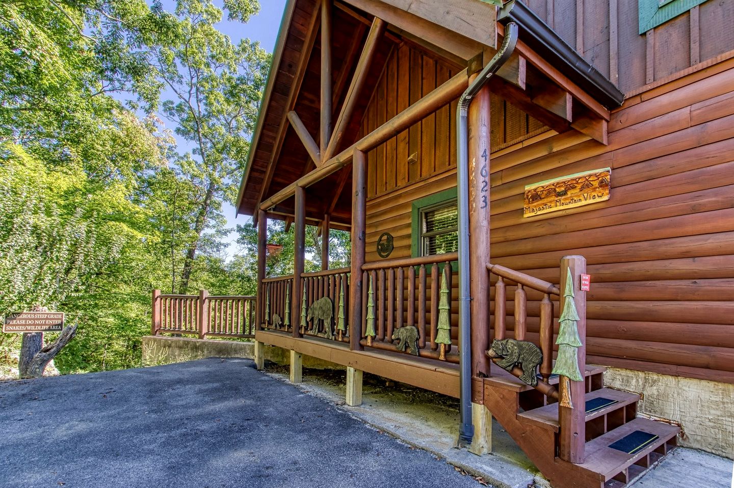 Cabin Retreat with Jacuzzi, Pool Table and Pool in Pigeon Forge, Tennessee
