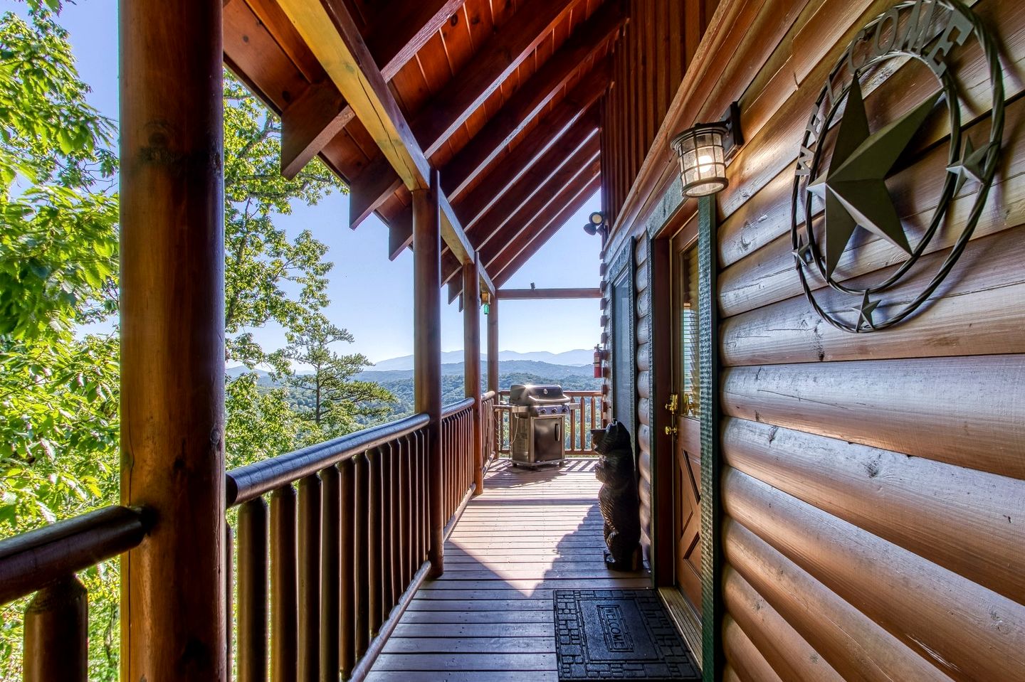 Cabin Retreat with Jacuzzi, Pool Table and Pool in Pigeon Forge, Tennessee