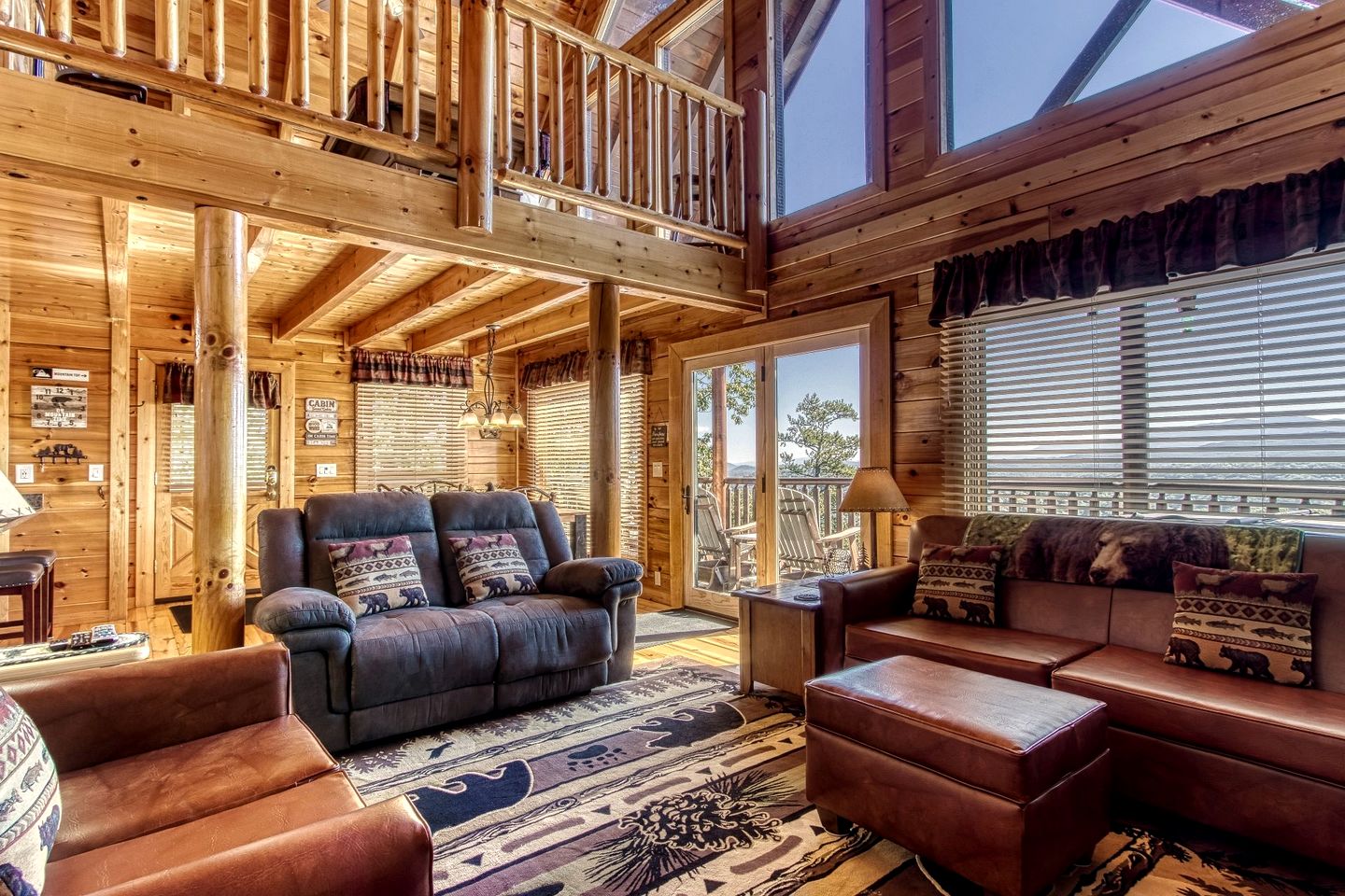 Cabin Retreat with Jacuzzi, Pool Table and Pool in Pigeon Forge, Tennessee