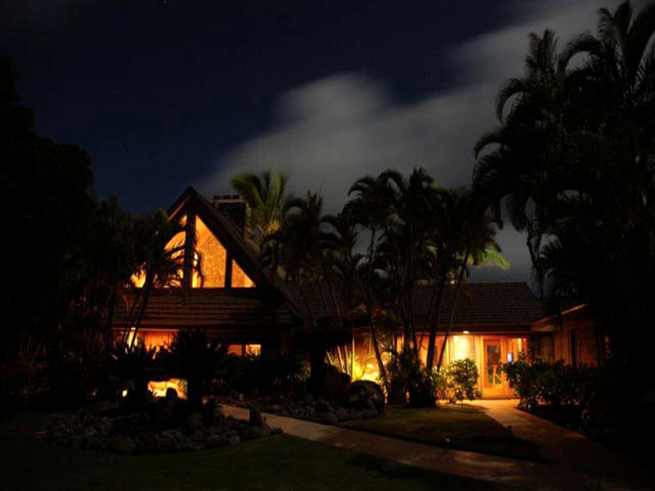 Tropical Villa Getaway with Beachfront Views on Moloka'i, Hawaii