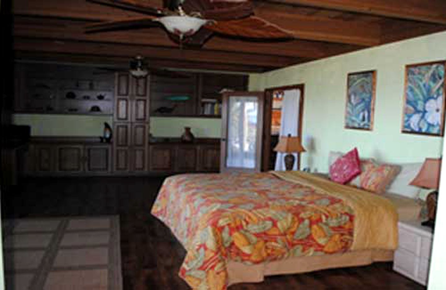 Relaxing Beachfront Villa for Large Groups on Moloka'i, Hawaii