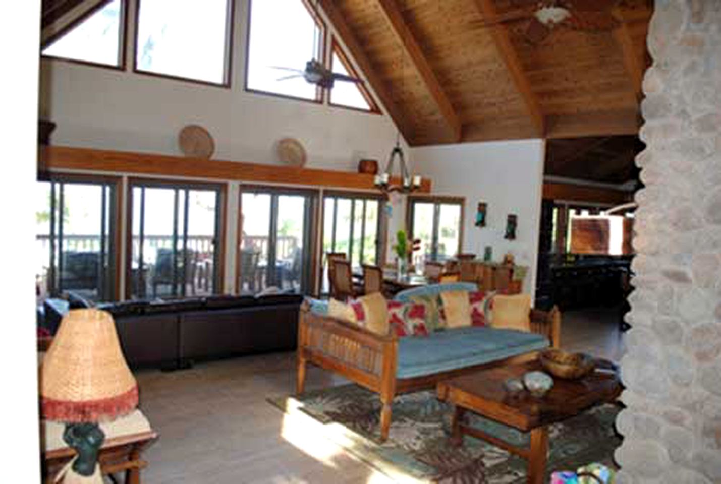 Relaxing Beachfront Villa for Large Groups on Moloka'i, Hawaii