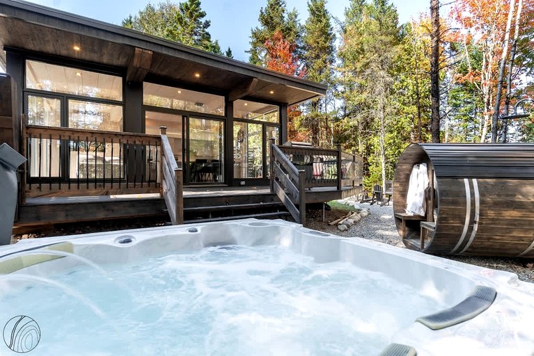 Tranquil Scandinavian Chalet with Panoramic Forest Views and Private Jacuzzi near Saint-Côme, QC