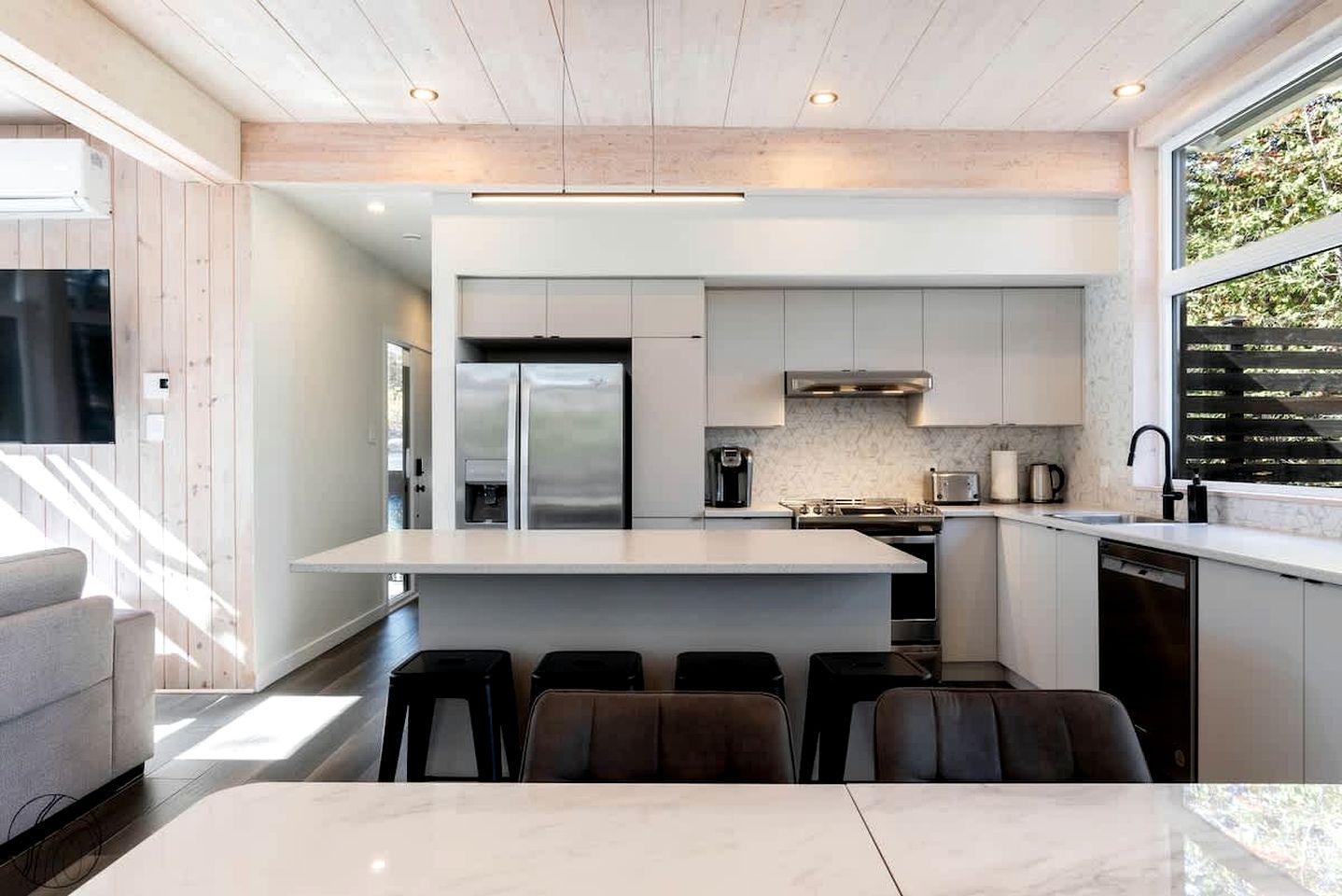 Tranquil Scandinavian Chalet with Panoramic Forest Views and Private Jacuzzi near Saint-Côme, QC