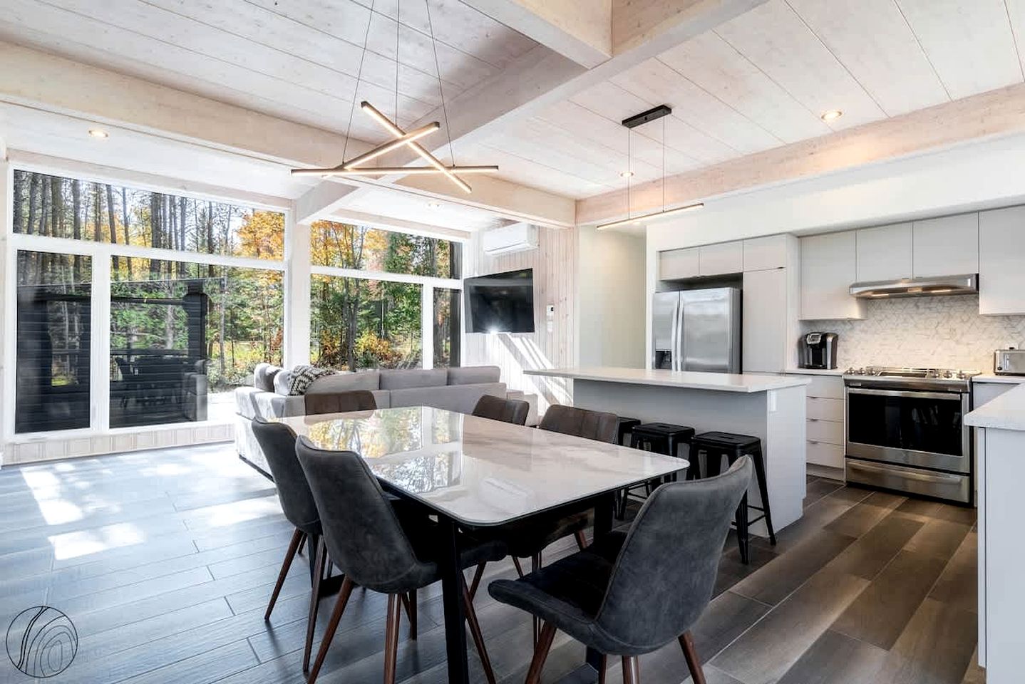 Tranquil Scandinavian Chalet with Panoramic Forest Views and Private Jacuzzi near Saint-Côme, QC