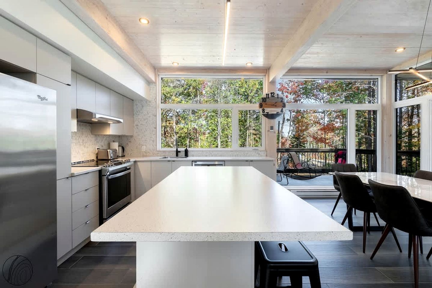 Tranquil Scandinavian Chalet with Panoramic Forest Views and Private Jacuzzi near Saint-Côme, QC