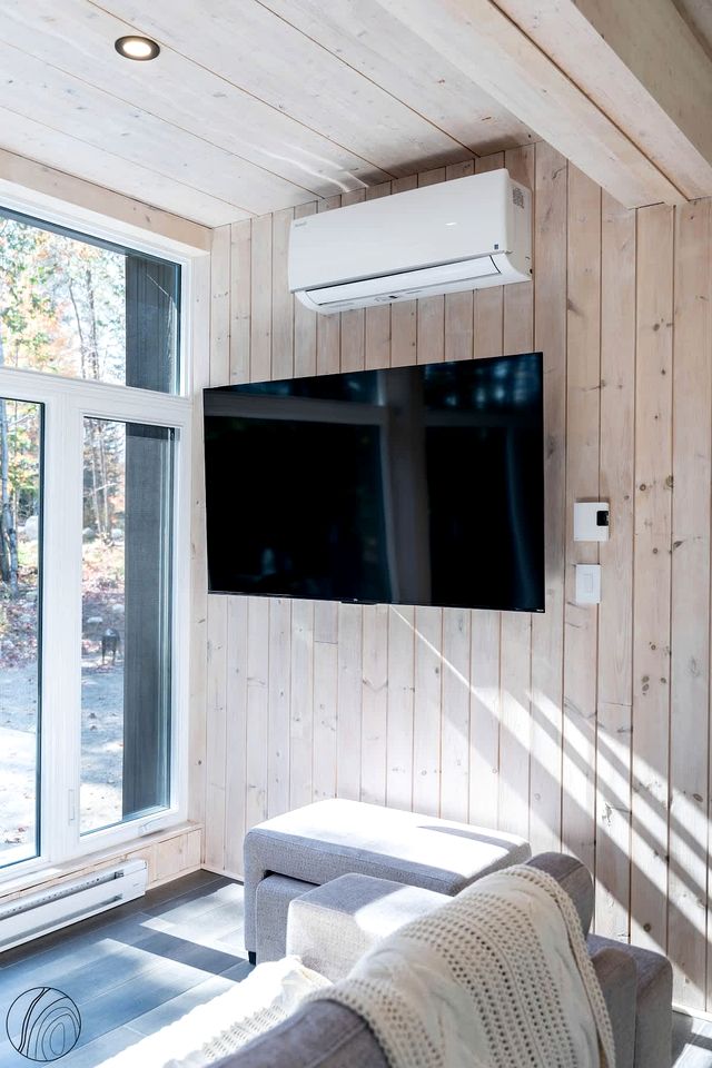 Tranquil Scandinavian Chalet with Panoramic Forest Views and Private Jacuzzi near Saint-Côme, QC