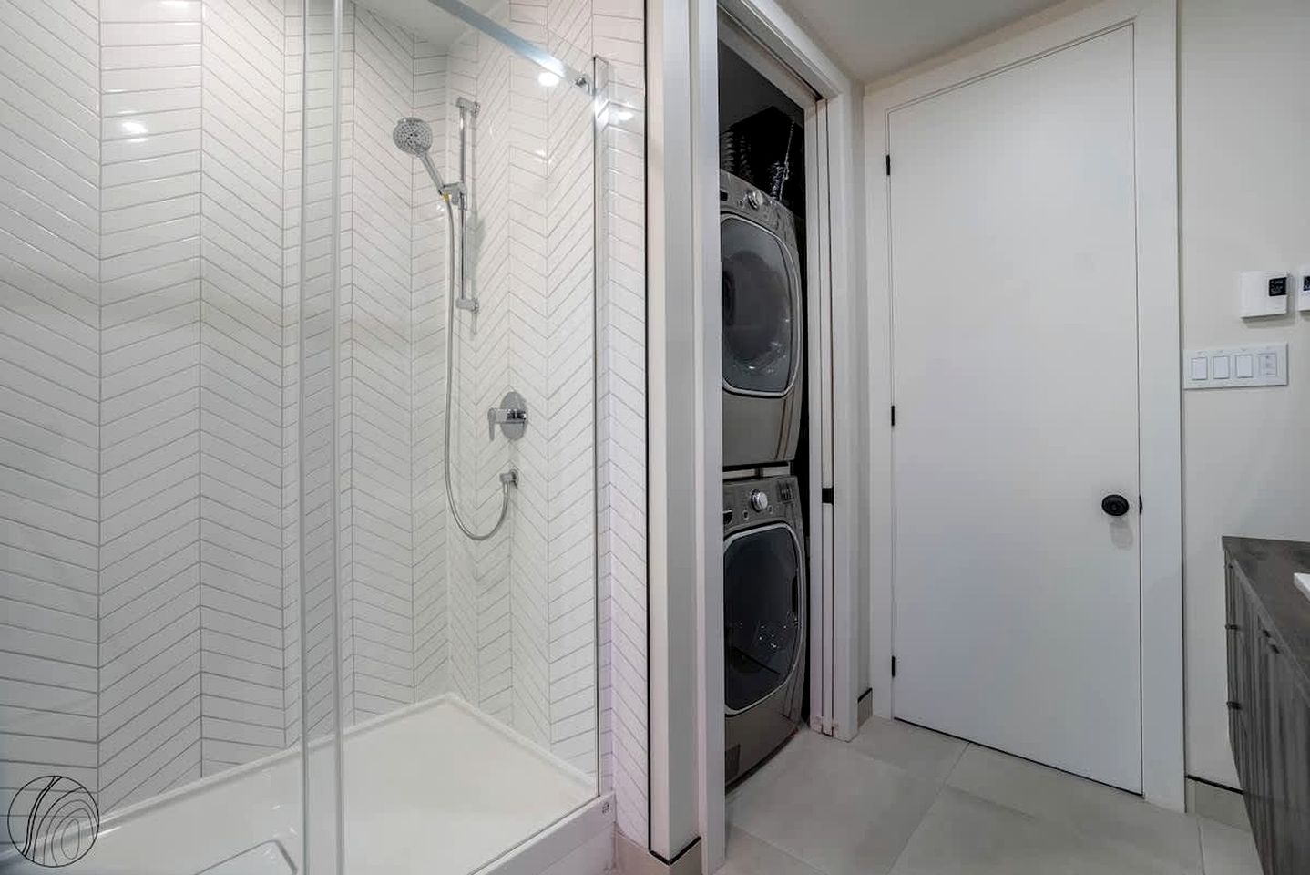 Tranquil Scandinavian Chalet with Panoramic Forest Views and Private Jacuzzi near Saint-Côme, QC