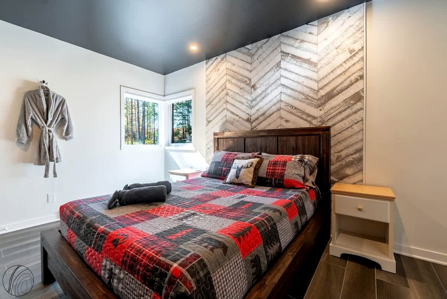 Tranquil Scandinavian Chalet with Panoramic Forest Views and Private Jacuzzi near Saint-Côme, QC