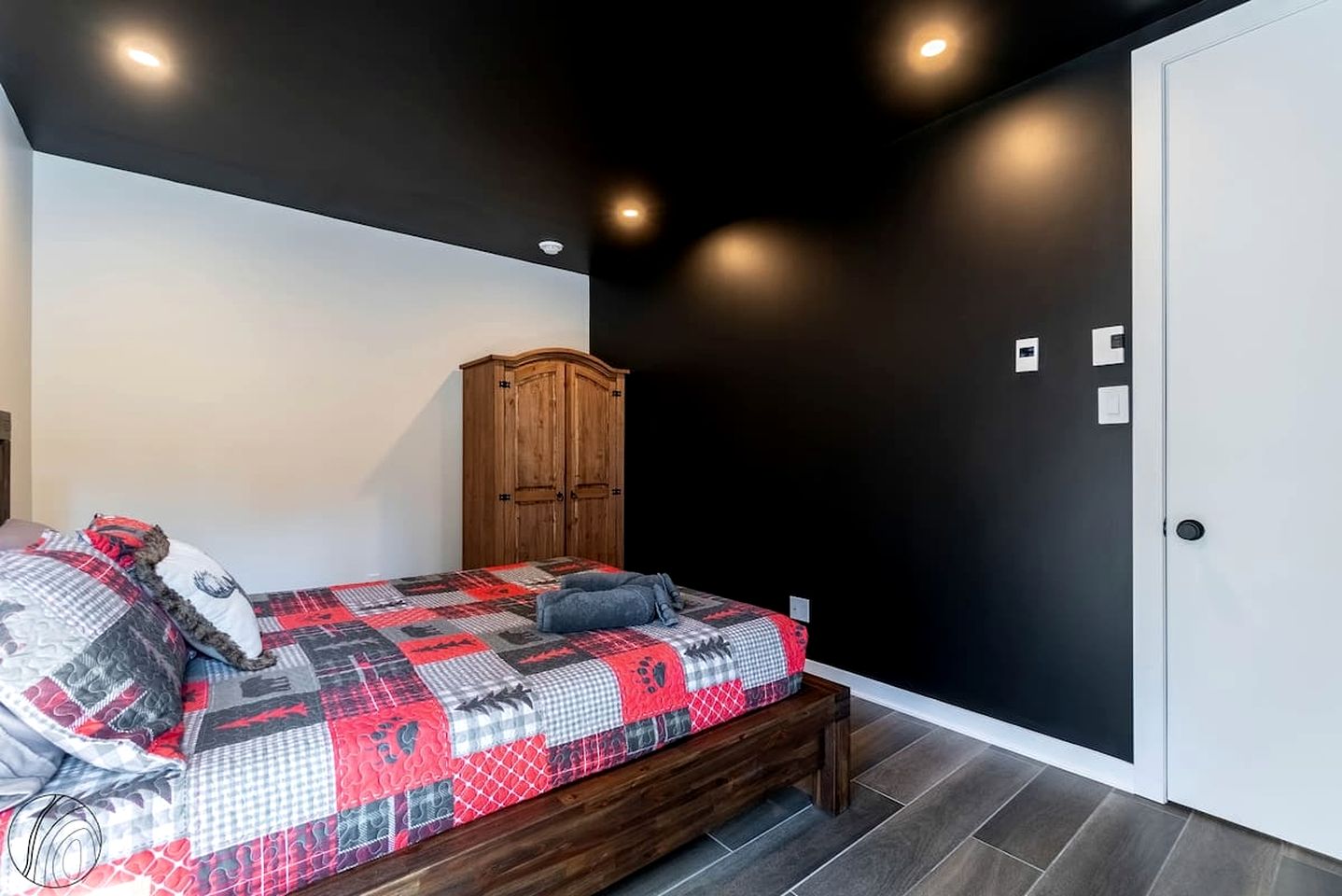 Tranquil Scandinavian Chalet with Panoramic Forest Views and Private Jacuzzi near Saint-Côme, QC