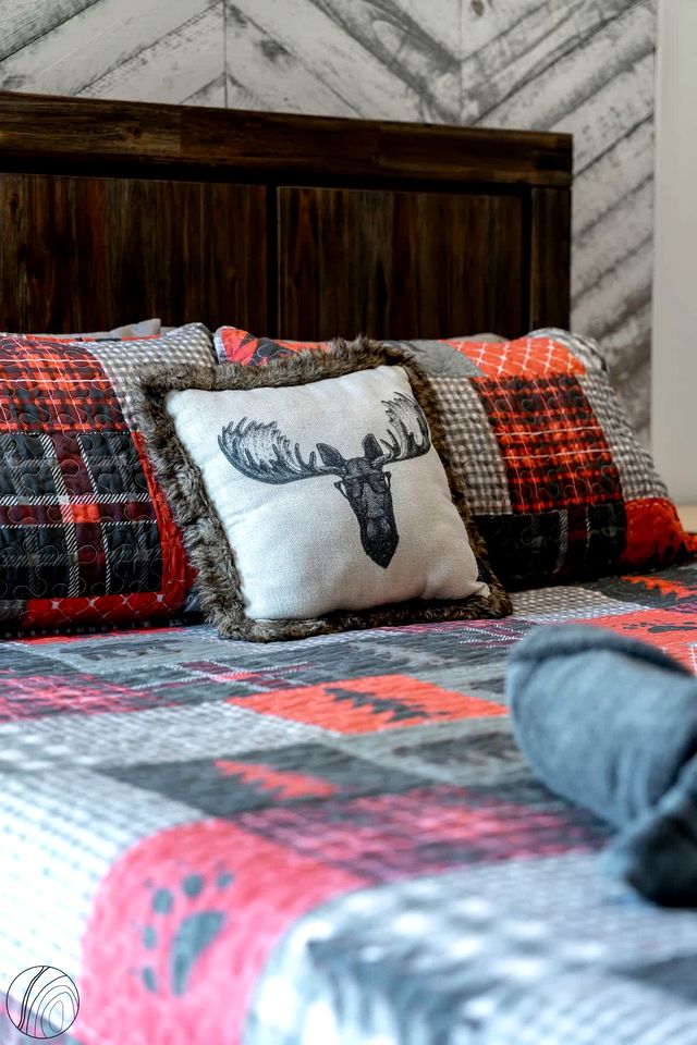 Tranquil Scandinavian Chalet with Panoramic Forest Views and Private Jacuzzi near Saint-Côme, QC