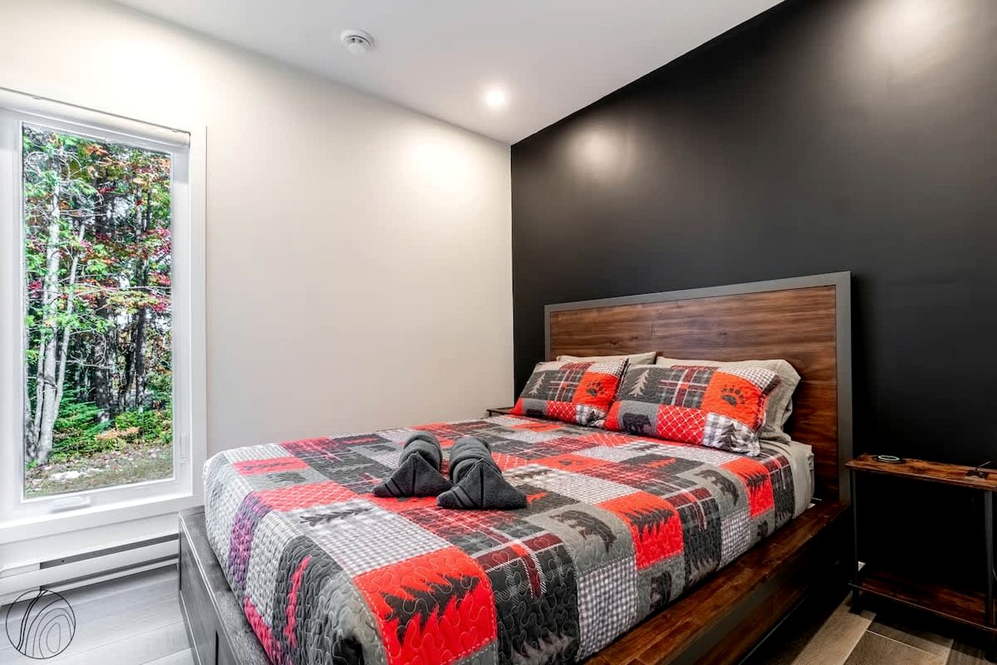 Tranquil Scandinavian Chalet with Panoramic Forest Views and Private Jacuzzi near Saint-Côme, QC