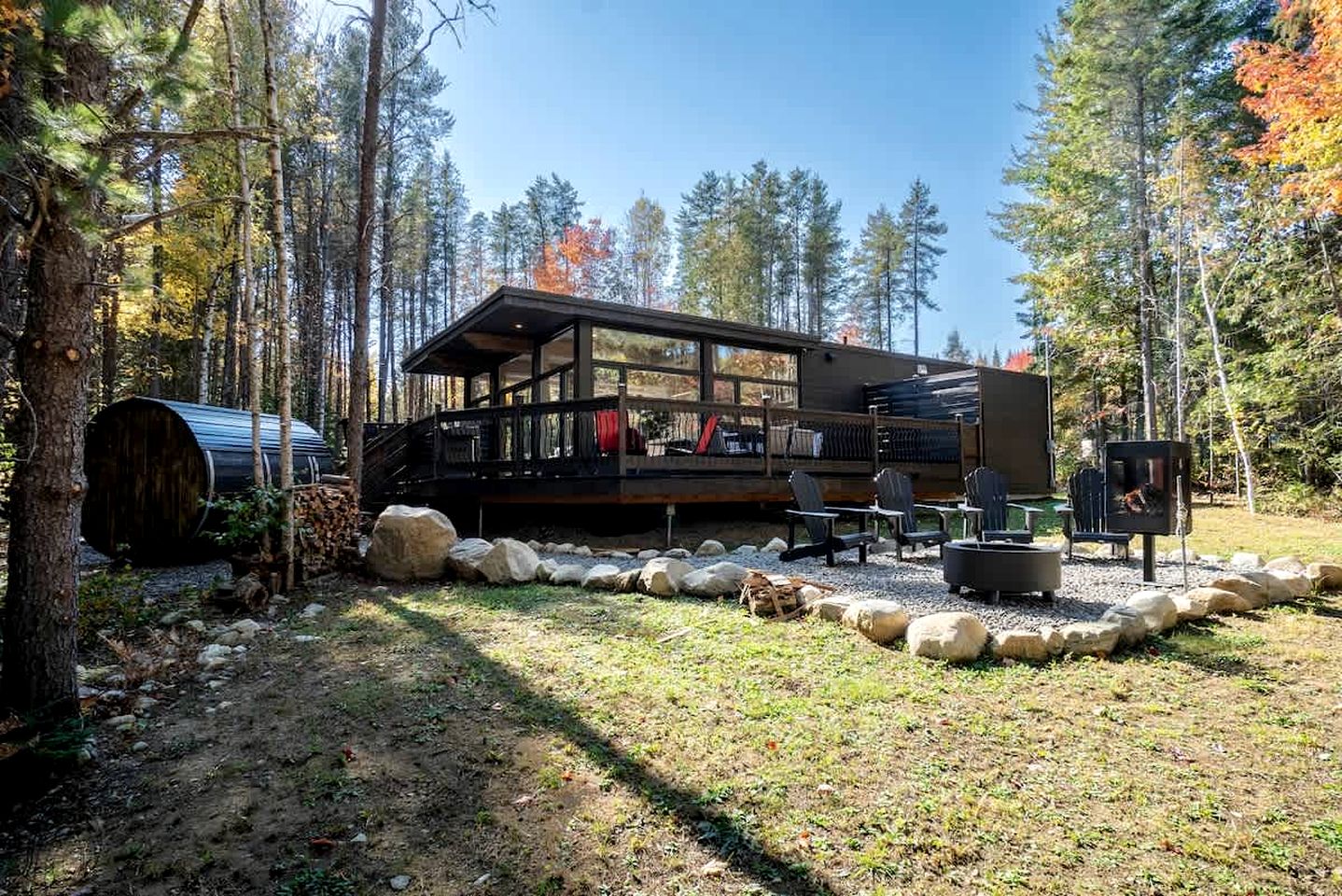 Tranquil Scandinavian Chalet with Panoramic Forest Views and Private Jacuzzi near Saint-Côme, QC