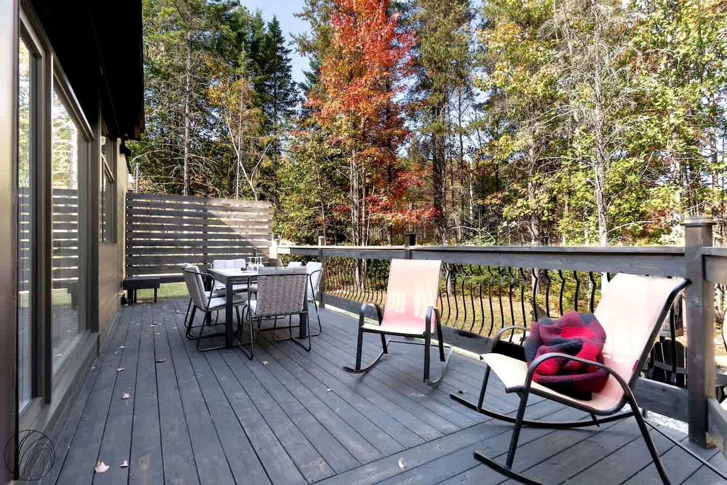 Tranquil Scandinavian Chalet with Panoramic Forest Views and Private Jacuzzi near Saint-Côme, QC