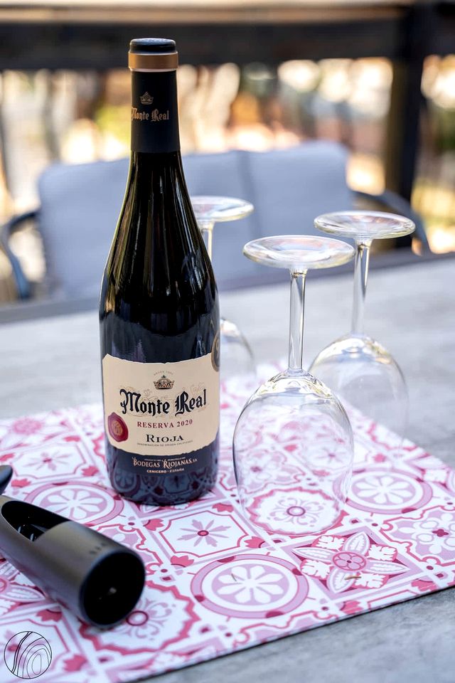 Tranquil Scandinavian Chalet with Panoramic Forest Views and Private Jacuzzi near Saint-Côme, QC