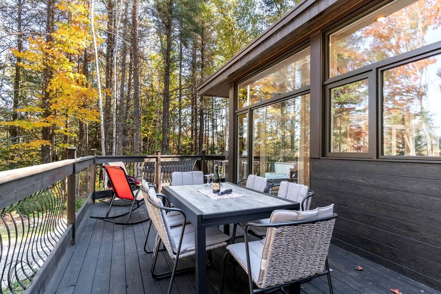 Tranquil Scandinavian Chalet with Panoramic Forest Views and Private Jacuzzi near Saint-Côme, QC