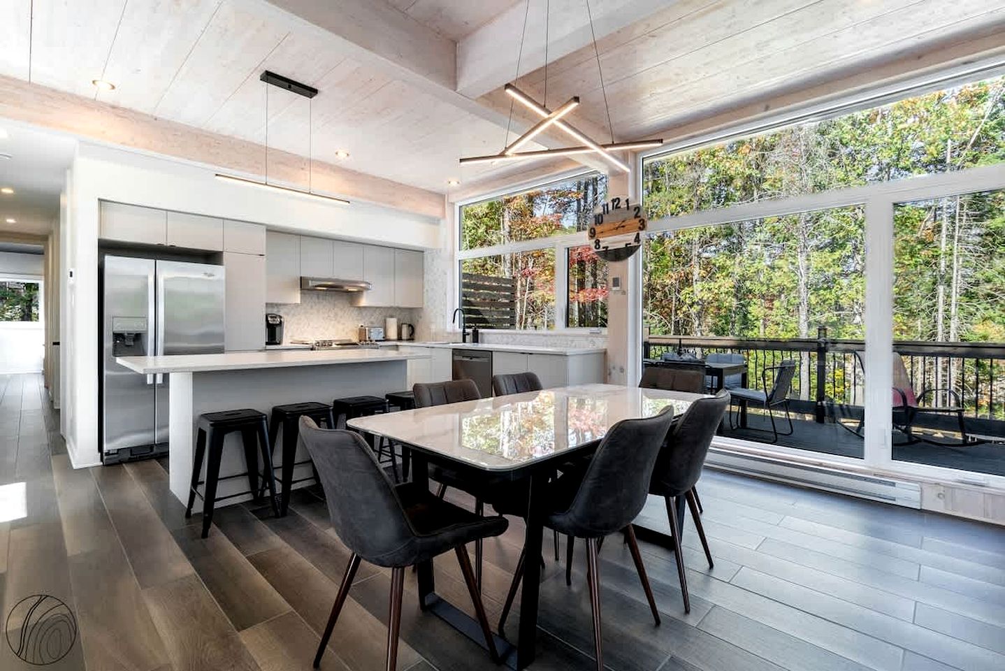 Tranquil Scandinavian Chalet with Panoramic Forest Views and Private Jacuzzi near Saint-Côme, QC