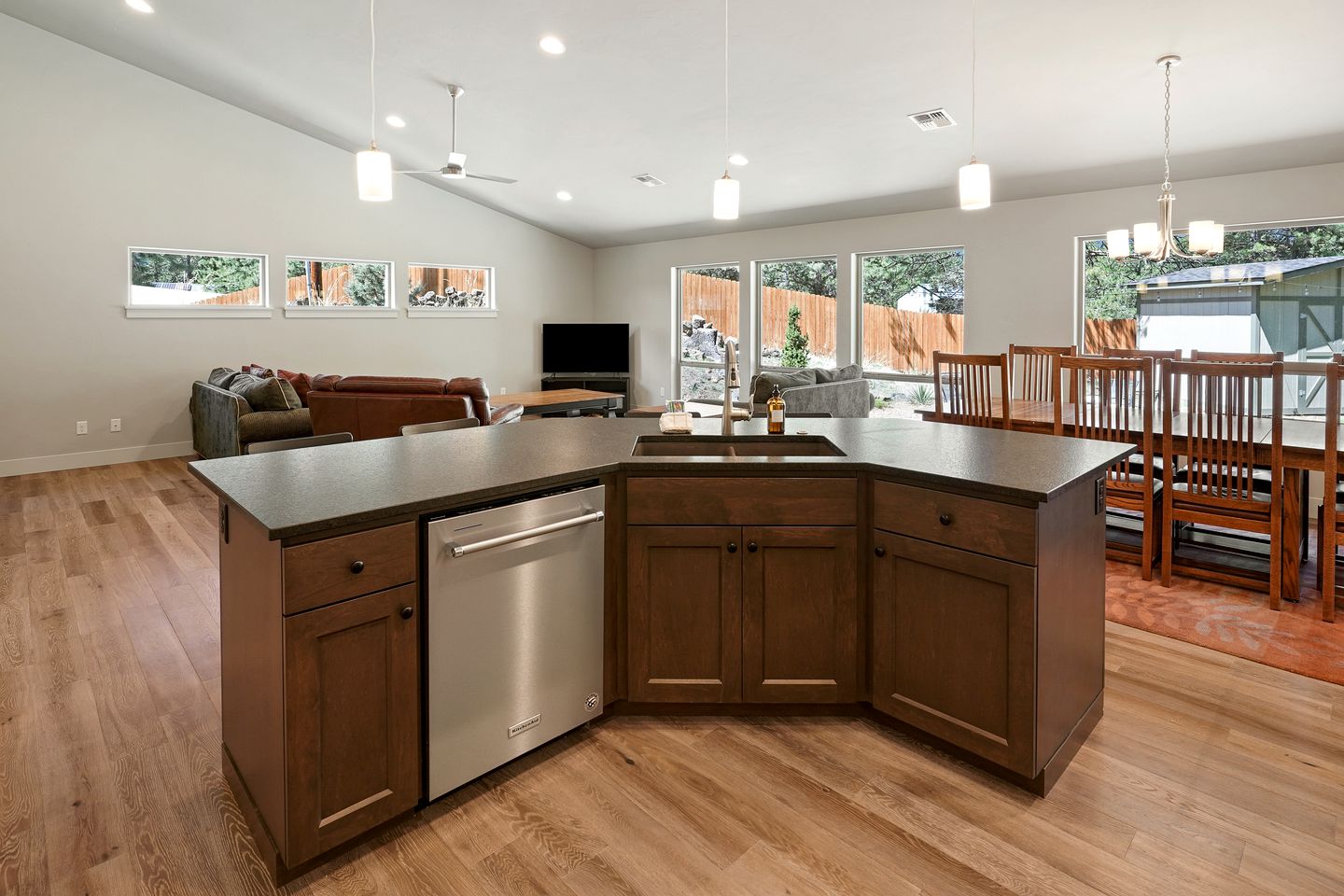 Fantastic Glamping Getaway to Oregon: Luxury Cottage with a Hot Tub in Bend near the Deschutes National Forest