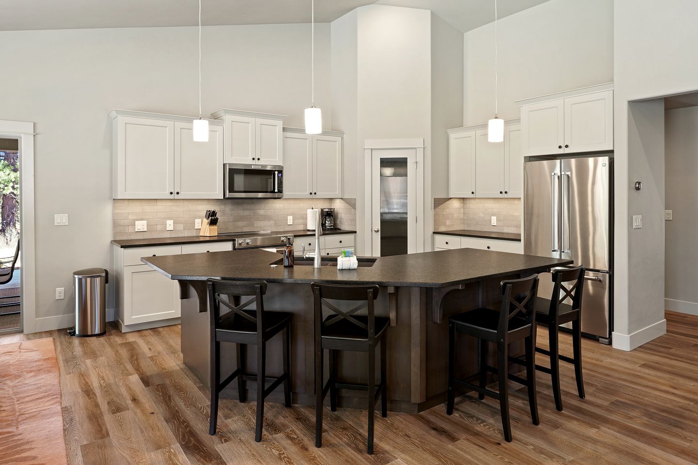 Fantastic Glamping Getaway to Oregon: Luxury Cottage with a Hot Tub in Bend near the Deschutes National Forest