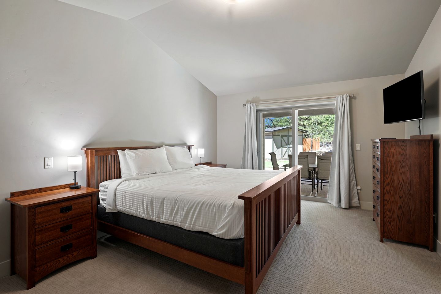 Fantastic Glamping Getaway to Oregon: Luxury Cottage with a Hot Tub in Bend near the Deschutes National Forest