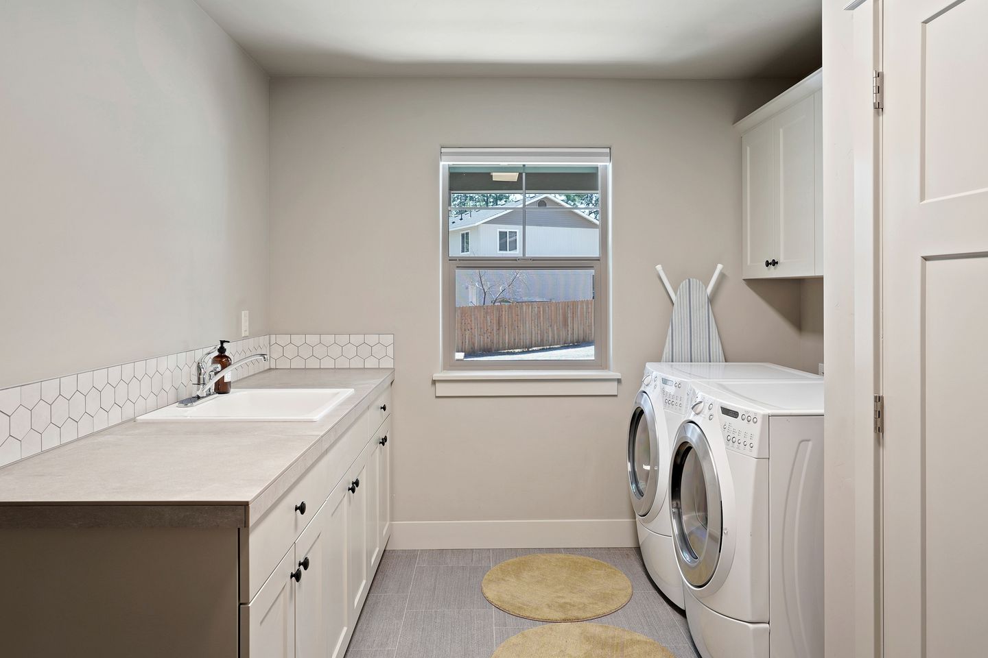 Fantastic Glamping Getaway to Oregon: Luxury Cottage with a Hot Tub in Bend near the Deschutes National Forest