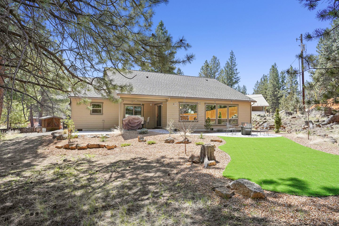 Fantastic Glamping Getaway to Oregon: Luxury Cottage with a Hot Tub in Bend near the Deschutes National Forest