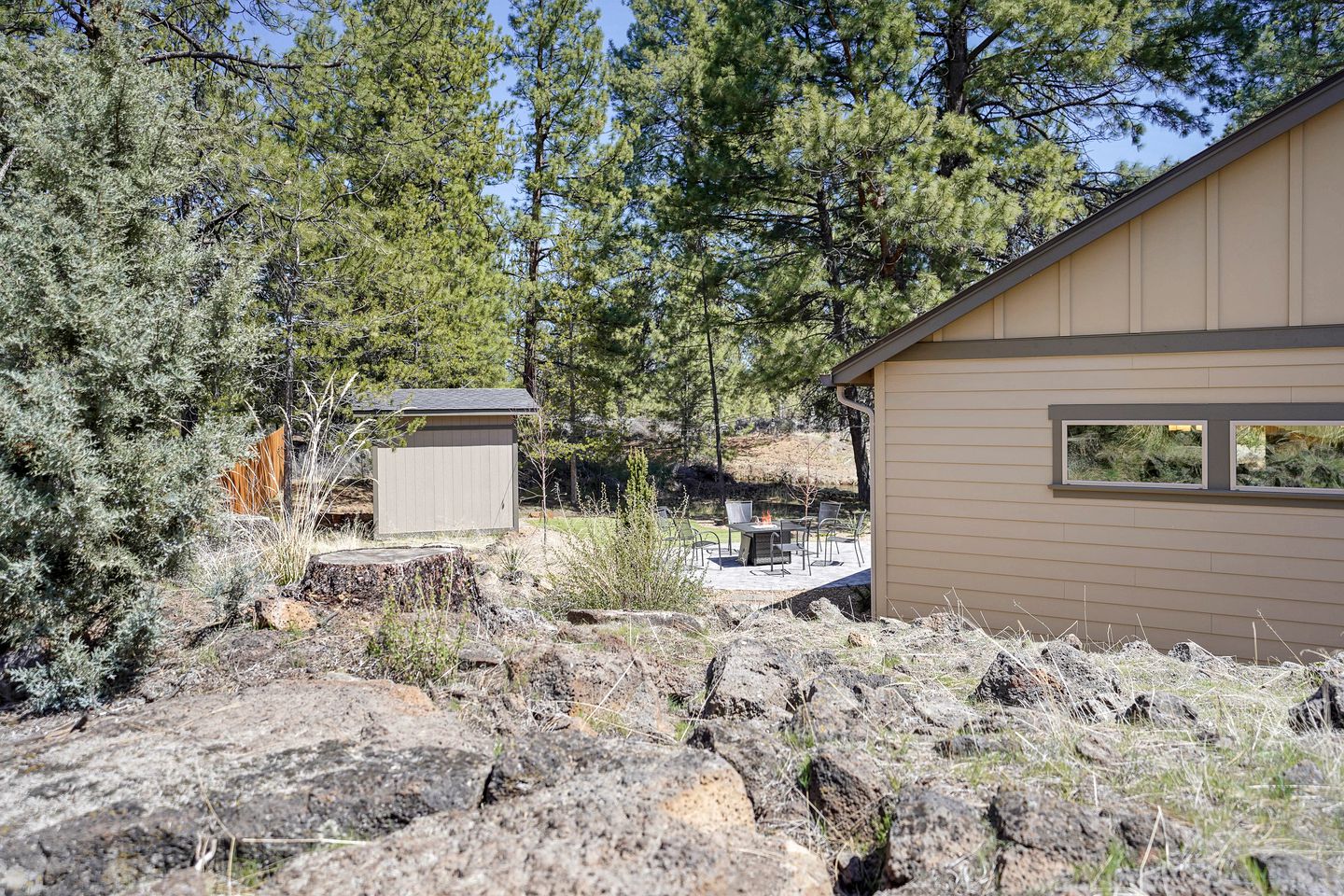 Fantastic Glamping Getaway to Oregon: Luxury Cottage with a Hot Tub in Bend near the Deschutes National Forest