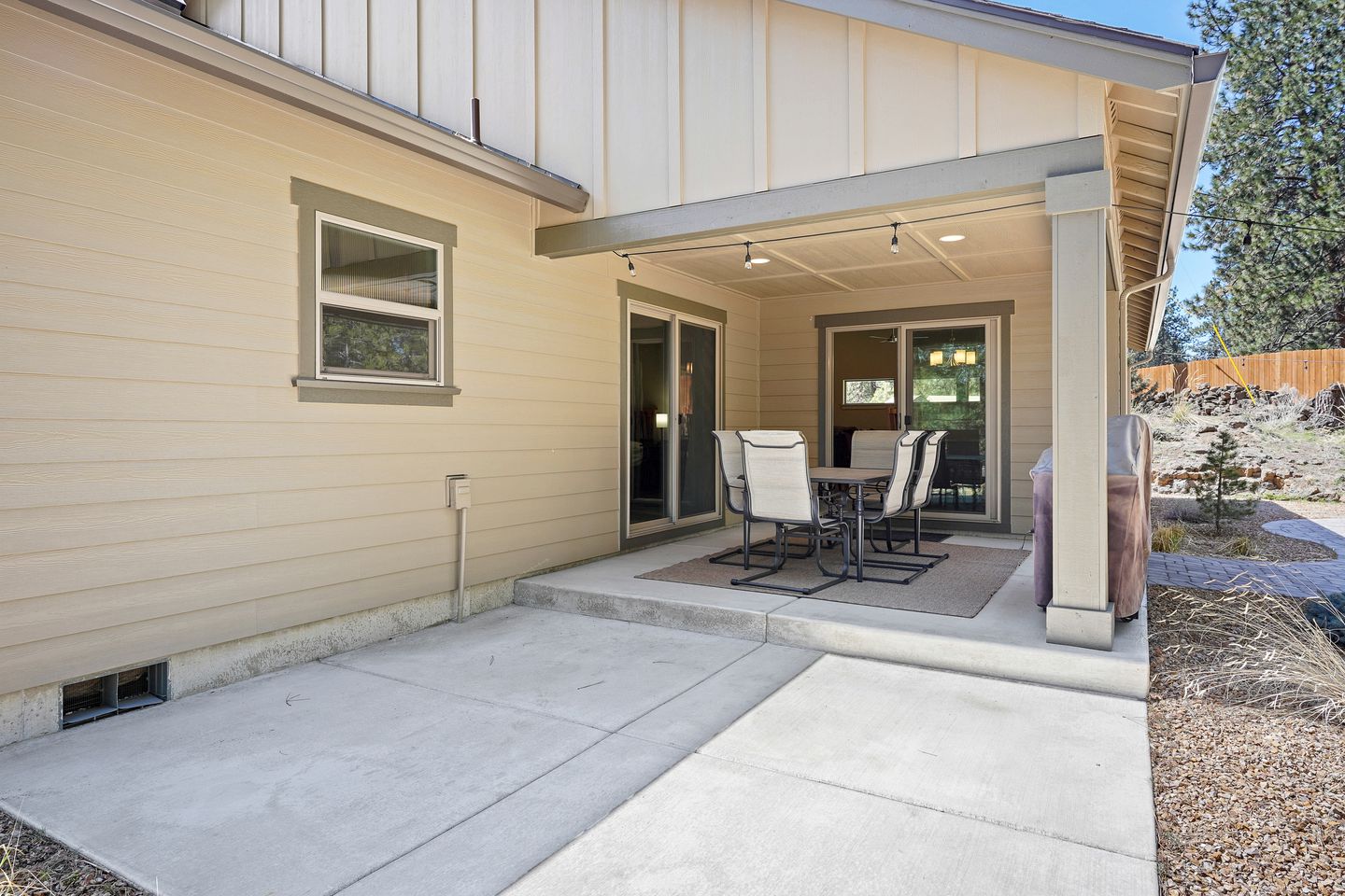 Fantastic Glamping Getaway to Oregon: Luxury Cottage with a Hot Tub in Bend near the Deschutes National Forest