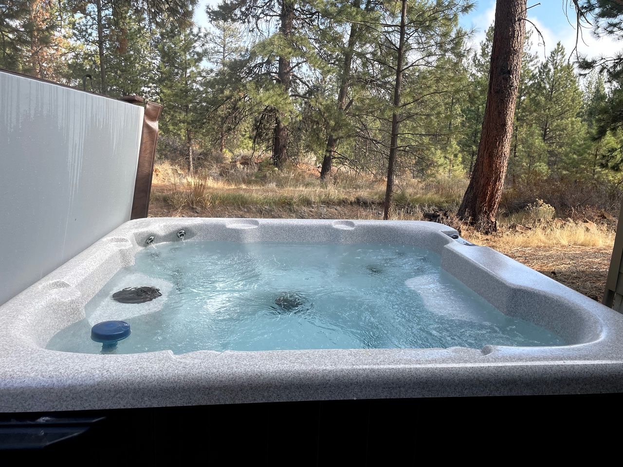 Fantastic Glamping Getaway to Oregon: Luxury Cottage with a Hot Tub in Bend near the Deschutes National Forest