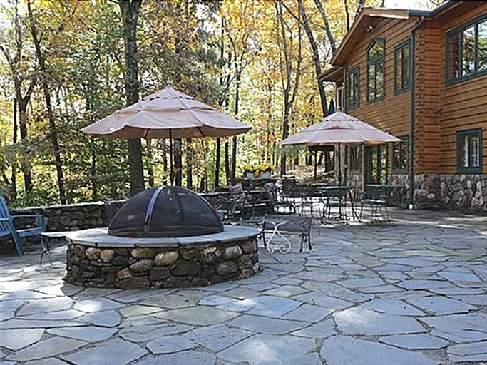 Lovely Accommodation Surrounded by Stunning Forests in Bedford near New York City | Nature Lodges (Bedford, New York, United States of America)