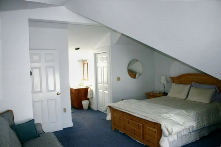 Maple Hill Farm Lake House, Vacation Rentals, New London, United