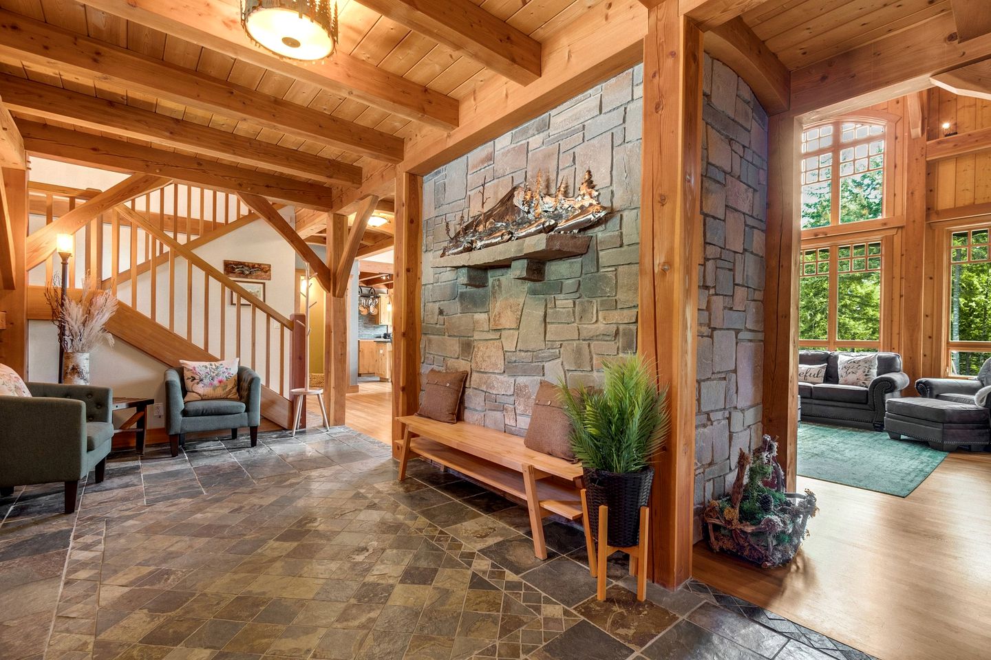 Luminous and Spacious Ski Cabin with Shared Hot Tub that Offers Stunning Landscapes of the Columbia River Gorge, Washington