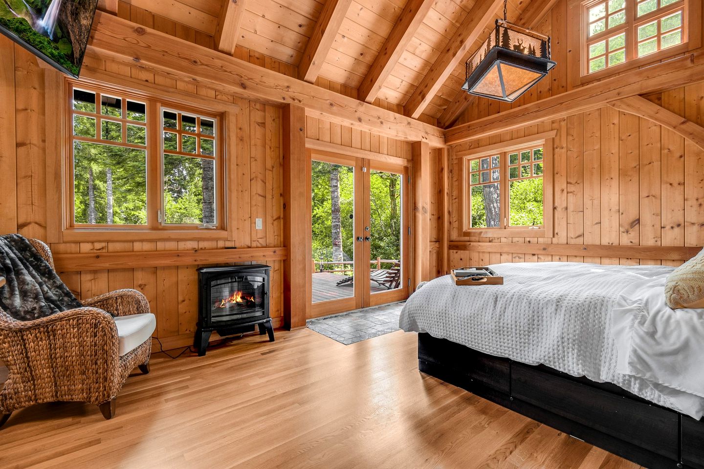 Luminous and Spacious Ski Cabin with Shared Hot Tub that Offers Stunning Landscapes of the Columbia River Gorge, Washington