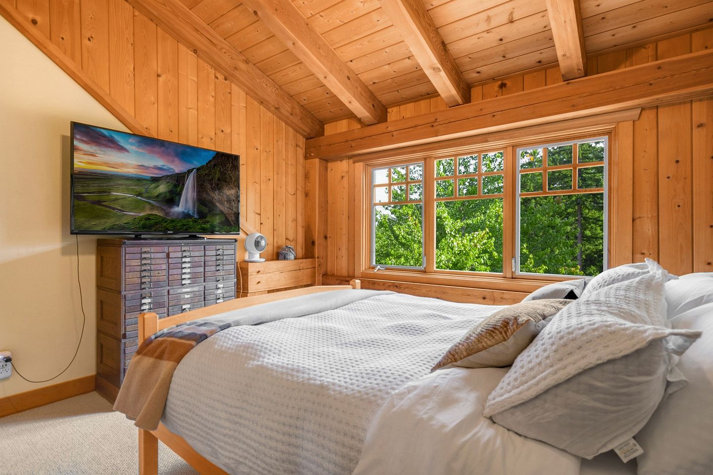 Luminous and Spacious Ski Cabin with Shared Hot Tub that Offers Stunning Landscapes of the Columbia River Gorge, Washington