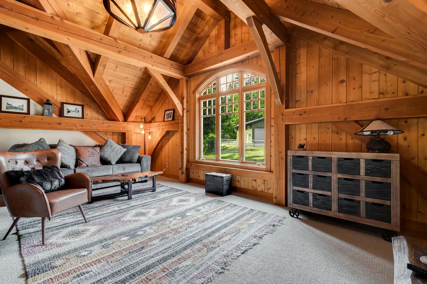 Luminous and Spacious Ski Cabin with Shared Hot Tub that Offers Stunning Landscapes of the Columbia River Gorge, Washington