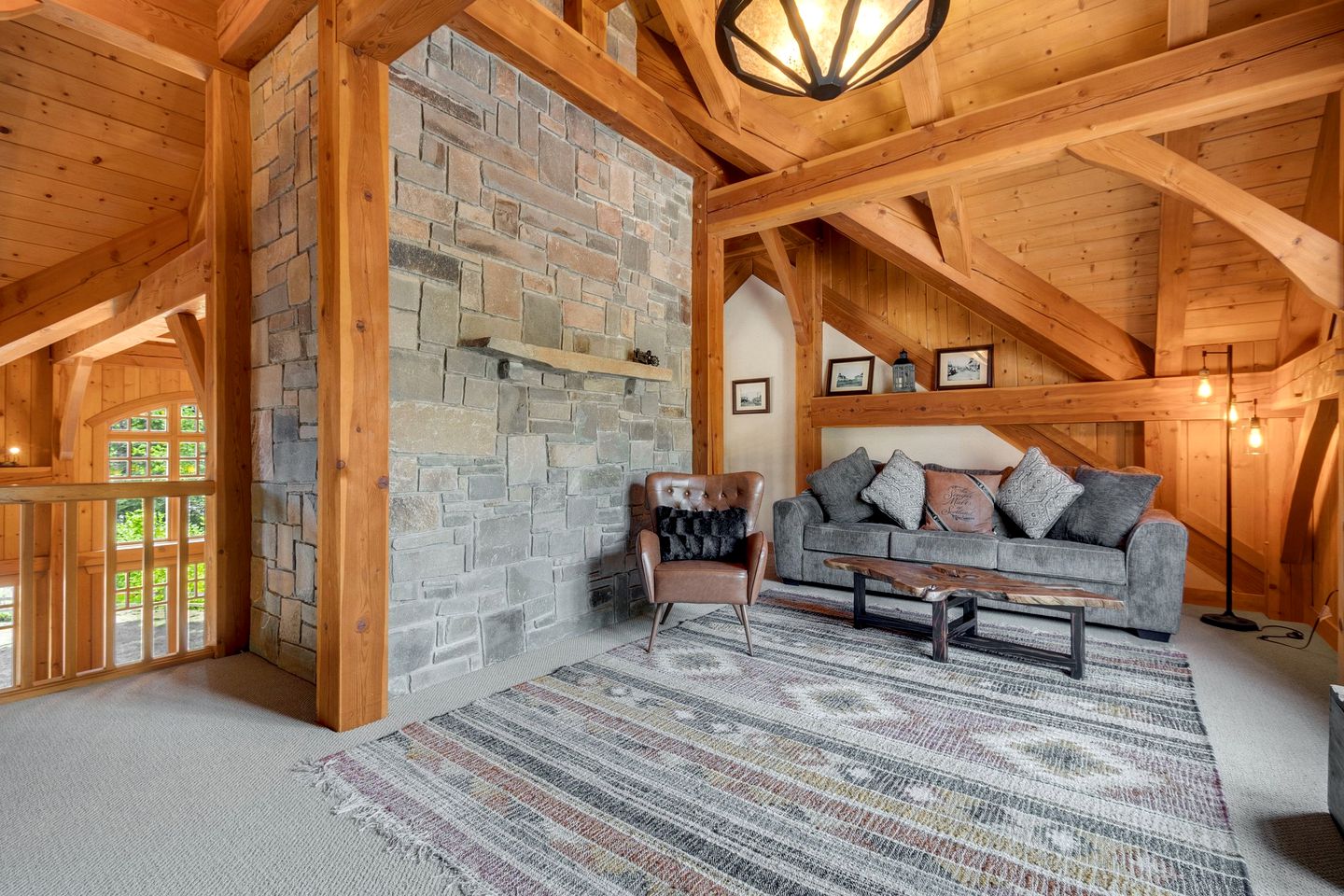 Luminous and Spacious Ski Cabin with Shared Hot Tub that Offers Stunning Landscapes of the Columbia River Gorge, Washington