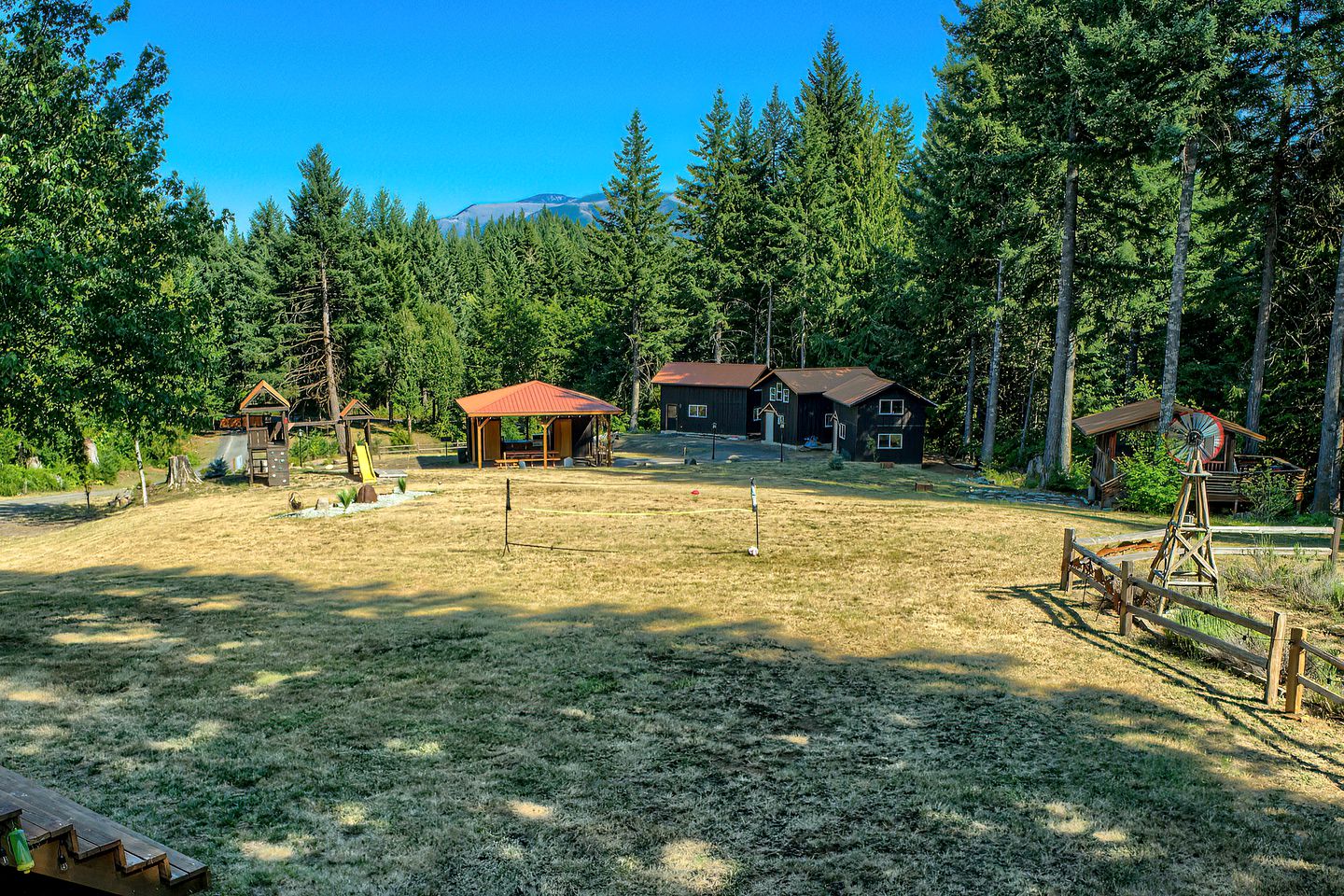 Luminous and Spacious Ski Cabin with Shared Hot Tub that Offers Stunning Landscapes of the Columbia River Gorge, Washington