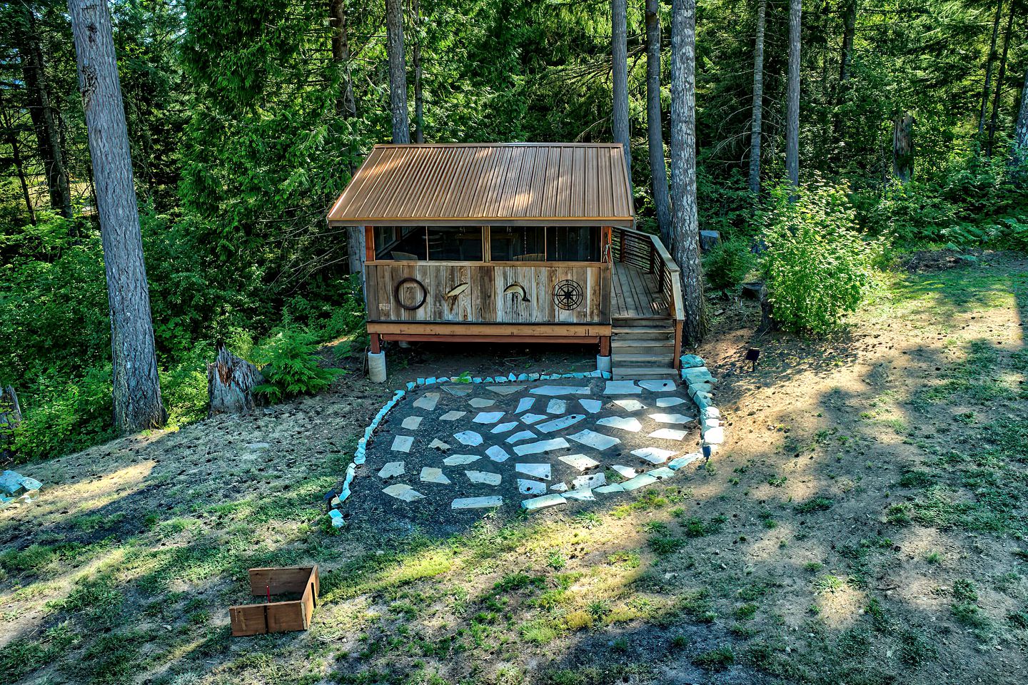 Luminous and Spacious Ski Cabin with Shared Hot Tub that Offers Stunning Landscapes of the Columbia River Gorge, Washington