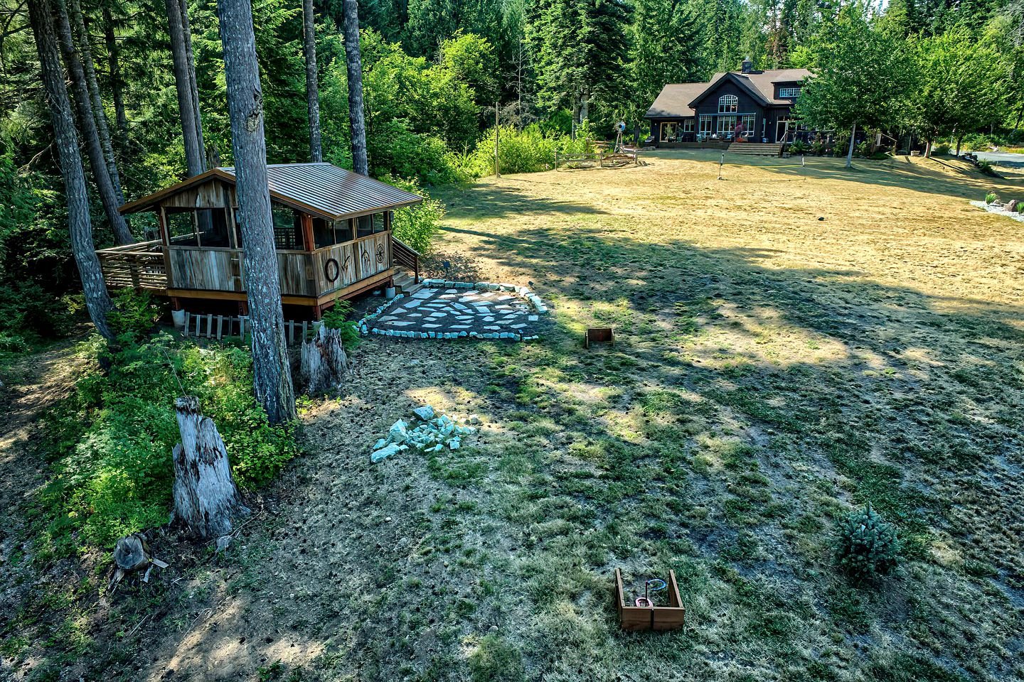 Luminous and Spacious Ski Cabin with Shared Hot Tub that Offers Stunning Landscapes of the Columbia River Gorge, Washington