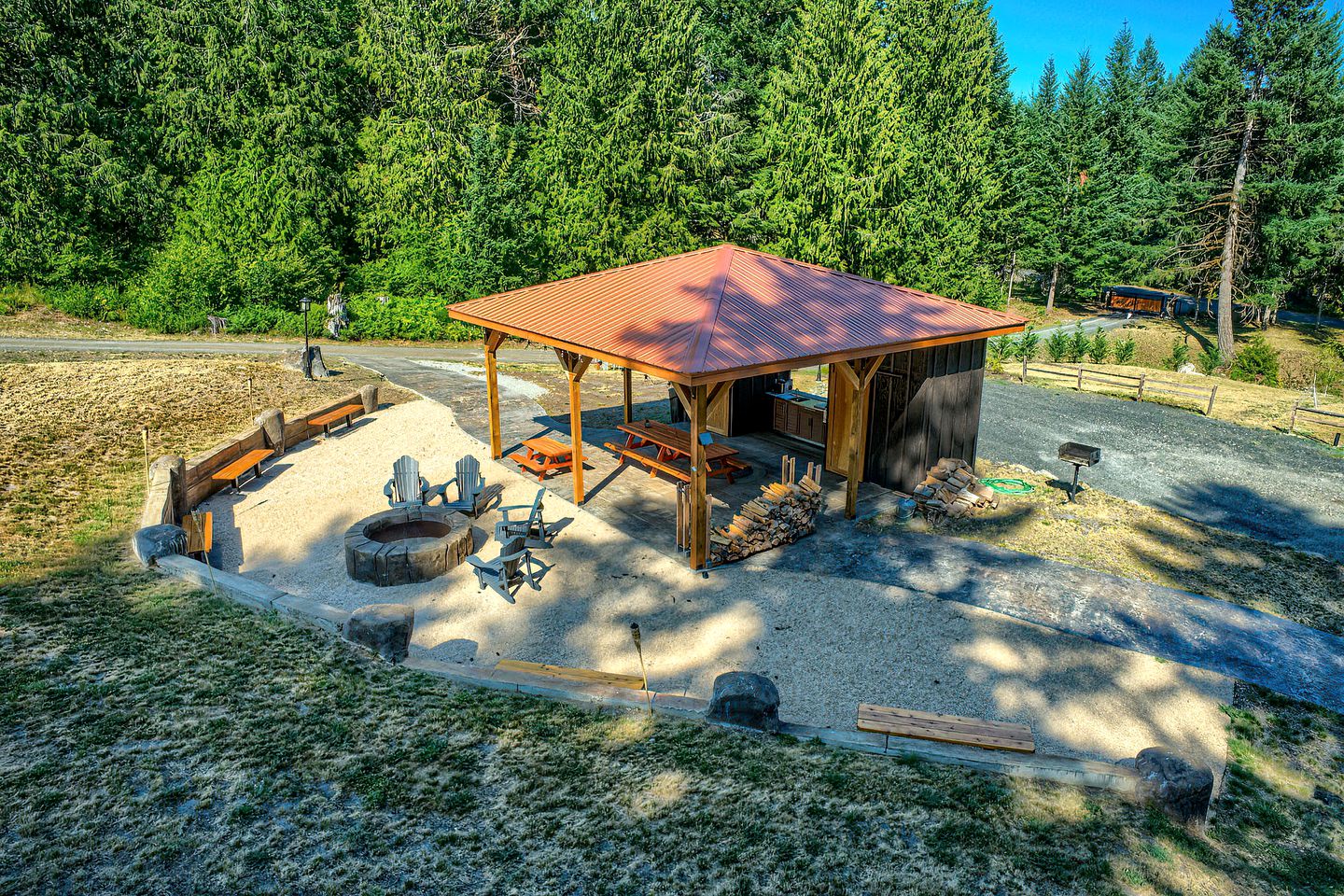 Luminous and Spacious Ski Cabin with Shared Hot Tub that Offers Stunning Landscapes of the Columbia River Gorge, Washington