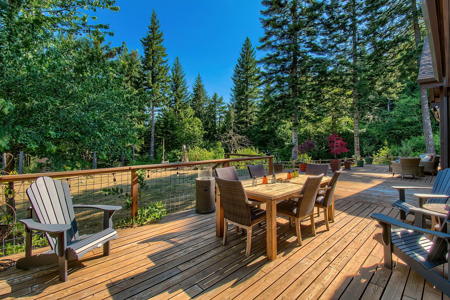 Luminous and Spacious Ski Cabin with Shared Hot Tub that Offers Stunning Landscapes of the Columbia River Gorge, Washington