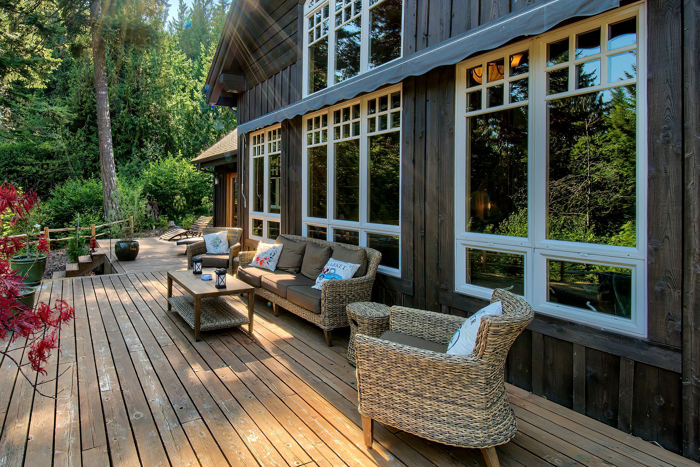 Luminous and Spacious Ski Cabin with Shared Hot Tub that Offers Stunning Landscapes of the Columbia River Gorge, Washington