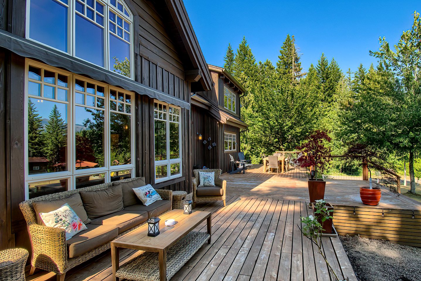 Luminous and Spacious Ski Cabin with Shared Hot Tub that Offers Stunning Landscapes of the Columbia River Gorge, Washington