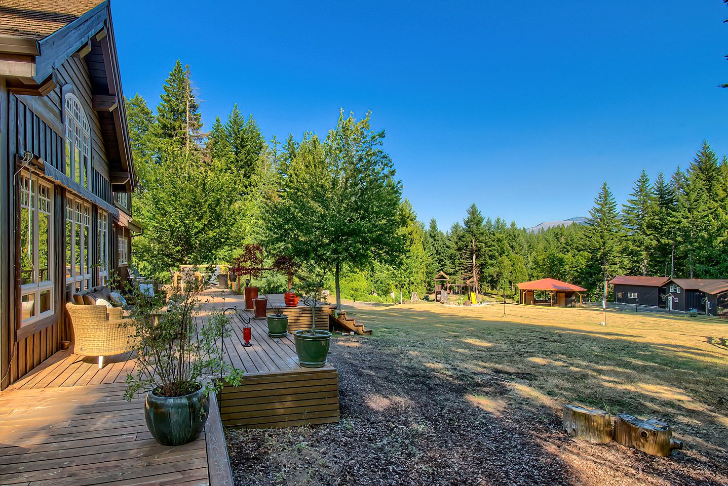 Luminous and Spacious Ski Cabin with Shared Hot Tub that Offers Stunning Landscapes of the Columbia River Gorge, Washington