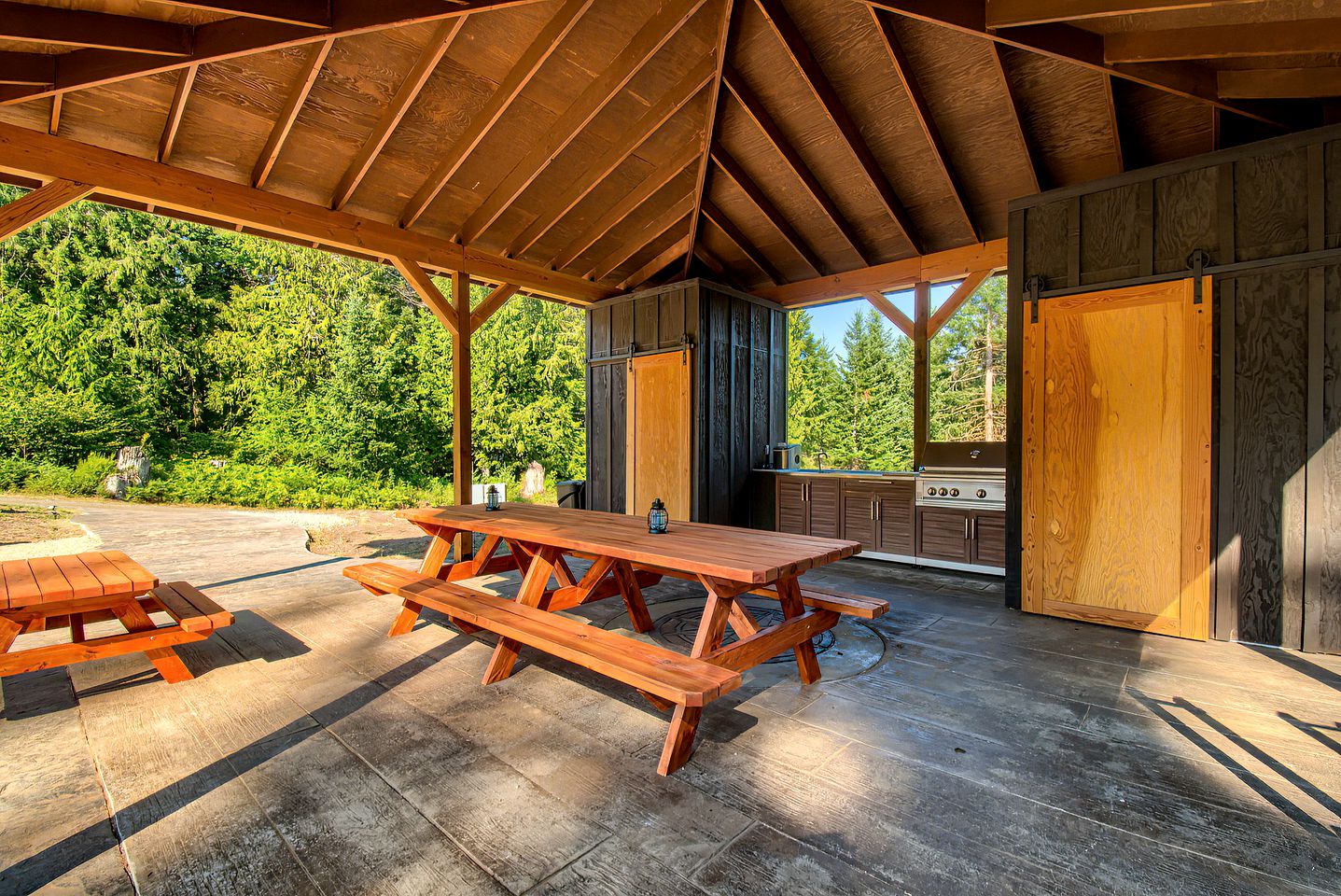 Luminous and Spacious Ski Cabin with Shared Hot Tub that Offers Stunning Landscapes of the Columbia River Gorge, Washington